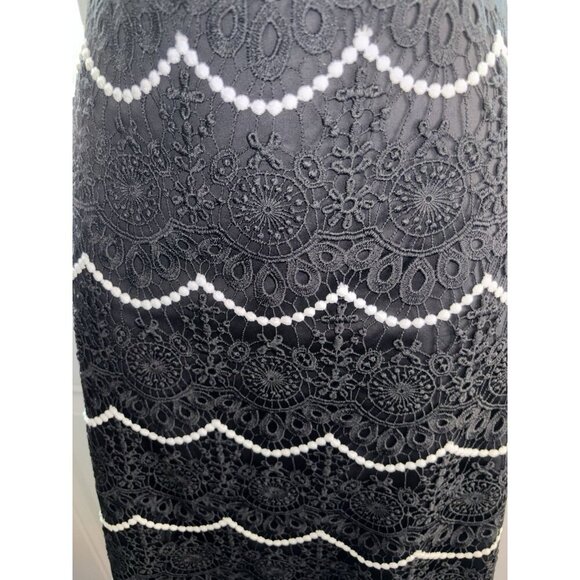 Talbots Black & White Lace Overlay Scalloped Hem Back Zip Pencil Skirt, Size 10 - Picture 4 of 7